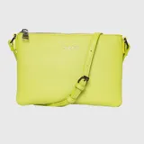 Cartera tipo bandolera de cuero vegano con textura granulada, cierre superior y correa ajustable. Presenta el logo de la marca en la parte frontal.