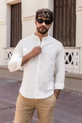 Camisa de manga larga con cuello mao, confeccionada en una mezcla de algodón y lino. Presenta un diseño liso con cierre frontal de botones.