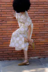 Vestido midi con estampado de flores y cuadros, corte camisero, con cuello clásico, cierre frontal con botones y bolsillos laterales.