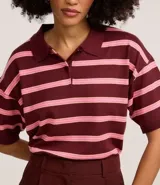 Blusa de punto con cuello polo y rayas horizontales color borgoña y rosa. De mangas cortas y corte holgado. Confeccionada con viscosa certificada.