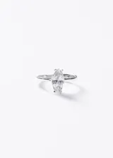 Anillo de plata 925 con una gran zirconia blanca en corte marquesa.
