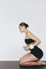 Top deportivo strapless de sujeción media, confeccionado en tejido funcional con tecnología SculptMove que realza el contorno y DryMove para absorber el sudor. Cuenta con copas de relleno extraíbles.