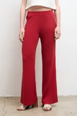 Pantalón de punto acanalado en color crema, con corte recto y tiro alto, confeccionado en algodón.