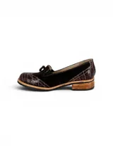 Mocasín tipo Oxford de diseño europeo, confeccionado en una combinación de texturas de cuero que incluye gamuza y cuero con textura croco. Presenta detalles de costuras visibles, elásticos laterales para un calce cómodo y un pequeño taco foliado de 2 cm con suela de goma antideslizante.