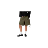 Bermuda cargo de gabardina color verde militar, de corte holgado, con bolsillos laterales con solapa y detalles de lazos ajustables en el dobladillo.