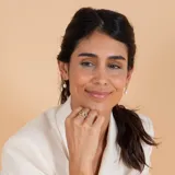 Medio aro de oro 18k con perla de cultivo colgante. Diseño minimalista y elegante.