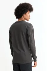 Remera de manga larga con cuello redondo, confeccionada en tejido de algodón y poliéster, con diseño básico y ajuste estándar.