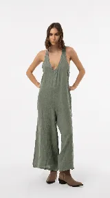 Mono largo de lino color verde militar, con escote en V pronunciado, breteles anchos y pantalón de pierna amplia.