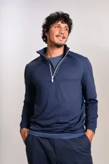 Buzo deportivo de cuello alto con cierre frontal parcial, manga larga y diseño entallado en tejido técnico de secado rápido.