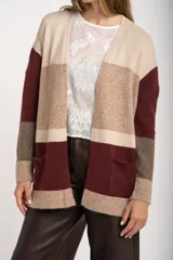 Cardigan abierto de punto con diseño de bloques de color en tonos beige, marrón y bordó. Presenta mangas largas, corte recto y bolsillos frontales aplicados.