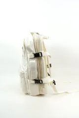 Mochila gris de poliéster, con compartimento principal con cierre, bolsillo frontal con cierre y bolsillo vertical en el frente.