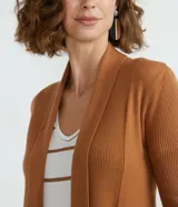 Cardigan largo de punto texturizado color ladrillo, con abertura frontal y terminación en puntas.