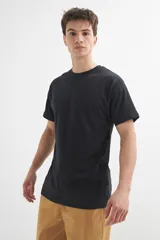 Remera de cuello redondo y manga corta, confeccionada en tejido de algodón con textura jaspeada.