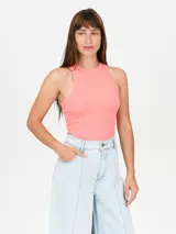 Musculosa de tejido acanalado en color rosado, con cuello redondo y diseño sin mangas.