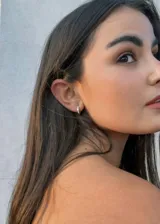 Aros tipo argolla pequeños de plata 925 con esmalte rosa y blanco.