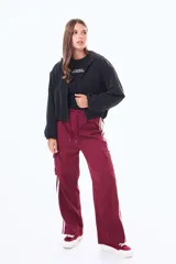 Campera corta impermeable con capucha, cierre frontal completo y puños elásticos.