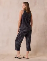 Conjunto de pijama marca René Rofé, compuesto por musculosa con escote en V y botones, y pantalón capri con cintura elastizada, ambos de tejido soft estampado.