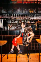 Ballerinas con estampado multicolor, punta semi-redonda, escote cerrado en pico y tiras cruzadas atadas al tobillo con doble hebilla. Interior 100% piel y suela de cuero. Incluye plantilla intercambiable de lana y piel.