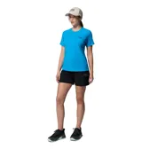 Remera deportiva de manga corta color azul con tecnología de absorción de humedad y protección solar, con detalle de diseño geométrico en el interior.