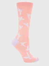 Calcetín de largo medio en color rosado con estampado de colibríes en tono lila. Presenta puntera y talón reforzados en color lila.
