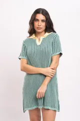 Vestido corto de tejido de punto acanalado en color verde menta, con cuello polo y solapas en color amarillo claro, de manga corta y corte recto.
