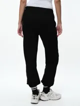 Pantalón deportivo de calce relajado con cintura y puños elastizados. Cuenta con bolsillos laterales y un diseño minimalista.