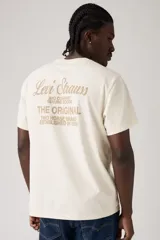 Remera Levi's de corte relajado, color blanco, con cuello redondo, manga corta y pequeño estampado frontal con la inscripción "Levi Strauss and Company".
