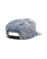 Gorra tipo trucker color amarillo con bordado frontal que incluye la frase 'TWOJEYS' y la silueta de un caballo. Presenta un cordón decorativo negro en la base de la visera y el texto 'CITY COWBOYS' bordado en el lateral.