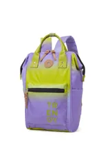 Mochila con diseño degradado en tonos verde y lila, con bolsillo frontal con cierre y asas regulables.
