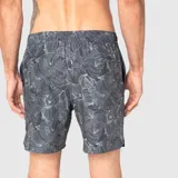 Short de baño con estampado botánico de hojas y flores en líneas blancas sobre fondo negro. Cuenta con cintura elástica, cordón ajustable y bolsillos laterales.
