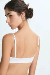 Top deportivo de diseño minimalista, sin costuras, con escote en V y breteles finos. Confeccionado en tejido elástico de tacto suave.