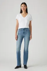 Jean azul de tiro alto, corte bootcut, con lavado medio y efecto desgastado en los muslos.