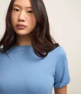 Blusa básica de cuello redondo y manga corta con detalle de dobladillo plegado. Confeccionada en tejido de viscosa con spandex, ofrece un ajuste cómodo y versátil.