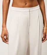 Pantalón deportivo Get Over de corte recto, confeccionado en microfibra con acabado peach touch. Presenta cintura alta con pretina ancha, pinzas discretas y caída amplia.