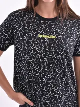 Remera blanca con estampado de labios rojos y texto "How to spell love".