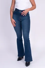 Jeans tiro alto de denim negro, diseño ajustado en la cintura y los muslos, con corte acampanado desde la rodilla hacia el dobladillo.