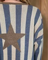 Buzo de punto con diseño de rayas verticales en tonos tostado y beige, con una estrella grande en la espalda y terminaciones en color verde oliva. Presenta un corte holgado y mangas anchas.