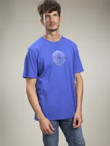 Remera azul con estampado de una esfera y la palabra 'Biosphere' en el centro.