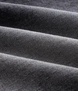 Pantalón de jean negro con efecto desgastado, de corte wide leg, con cintura con pasadores, cierre frontal con botón y cremallera, y bolsillos funcionales.