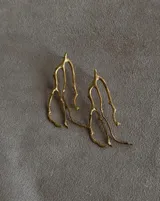 Aros colgantes con diseño orgánico inspirado en formas de coral, elaborados en metal con baño de plata y pernos de plata 925.