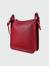 Cartera tipo bandolera (crossbody) de cuero granulado color rojo, con correa ajustable y cierre superior.