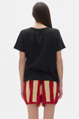 Remera negra de algodón con cuello redondo, manga corta y calce oversized. Estampado frontal con dos tigres blancos y texto azul "Armonía".