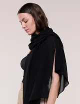 Pashmina rectangular negra confeccionada en tejido liviano y vaporoso con sutil transparencia y caída fluida, adornada con pequeños apliques de strass.