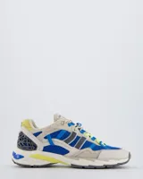 Championes de estilo retro runner de la marca Coolway, confeccionados en una combinación de malla azul, paneles de serraje en tono beige y detalles en amarillo neón. Presentan refuerzos estructurales en el talón y una suela técnica con amortiguación.