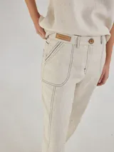 Pantalón largo negro de lino, corte cigarette, con bolsillos laterales y traseros. Presenta costuras a contratono en color crudo.