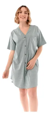Camisón verde melange de manga corta, con cuello en V, cierre frontal con botones y un bolsillo en el pecho.