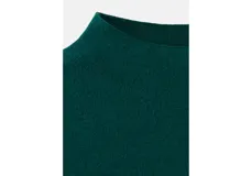 Jersey de punto fino color verde oscuro, de corte recto, con cuello perkins y manga larga.