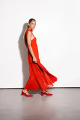 Vestido largo rojo con base de crepé asimétrico y capa de gasa. Incluye capa removible que puede usarse como chal o corbatín.