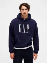 Canguro de polar azul marino con capucha, cordones ajustables y bolsillo tipo canguro frontal. Presenta el logo de la marca estampado en color blanco en el pecho.