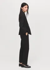 Pantalon de vestir de corte recto, con tiro medio, trabillas para cinturón, bolsillos laterales y bolsillos traseros de ribete.